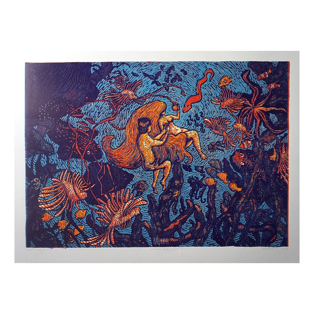 Centralną postacią jest kobieta, unosząca się w wodnym świecie, otoczona fantastycznymi stworzeniami i roślinnością.