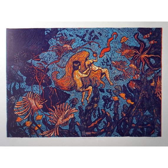 Centralną postacią jest kobieta, unosząca się w wodnym świecie, otoczona fantastycznymi stworzeniami i roślinnością.